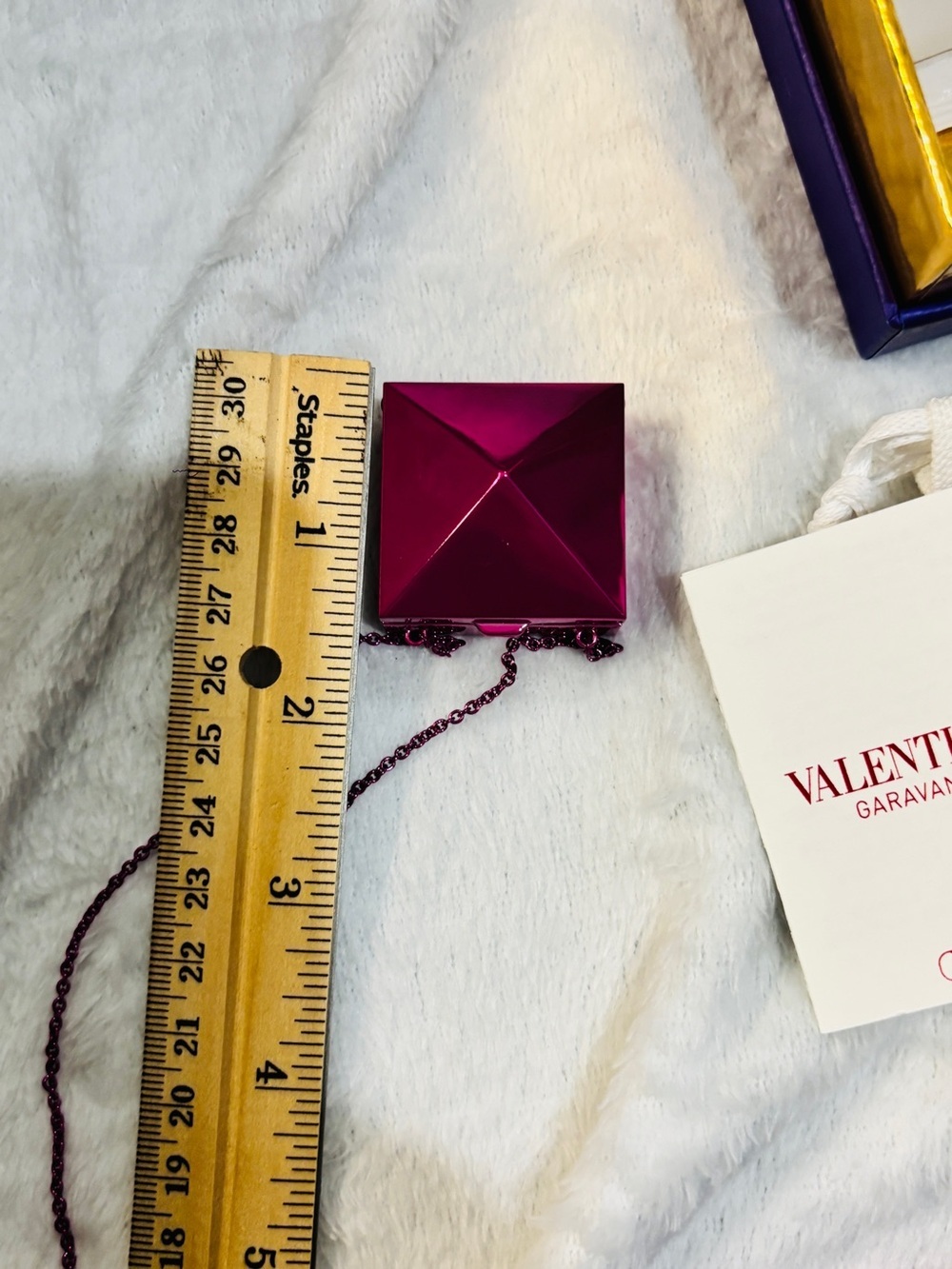 Valentino Garavani Rockstud Metallic Pink Mirror Compact Necklace - Picture 7 of 13